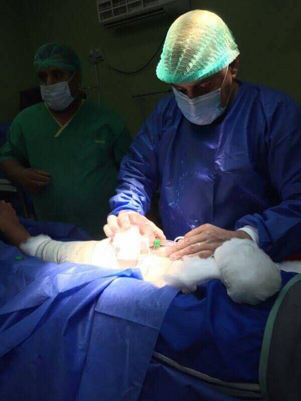 فريق طبي ينجح بإخراج جسم غريب من مفصل الركبة لطفل بمقتبل العمر